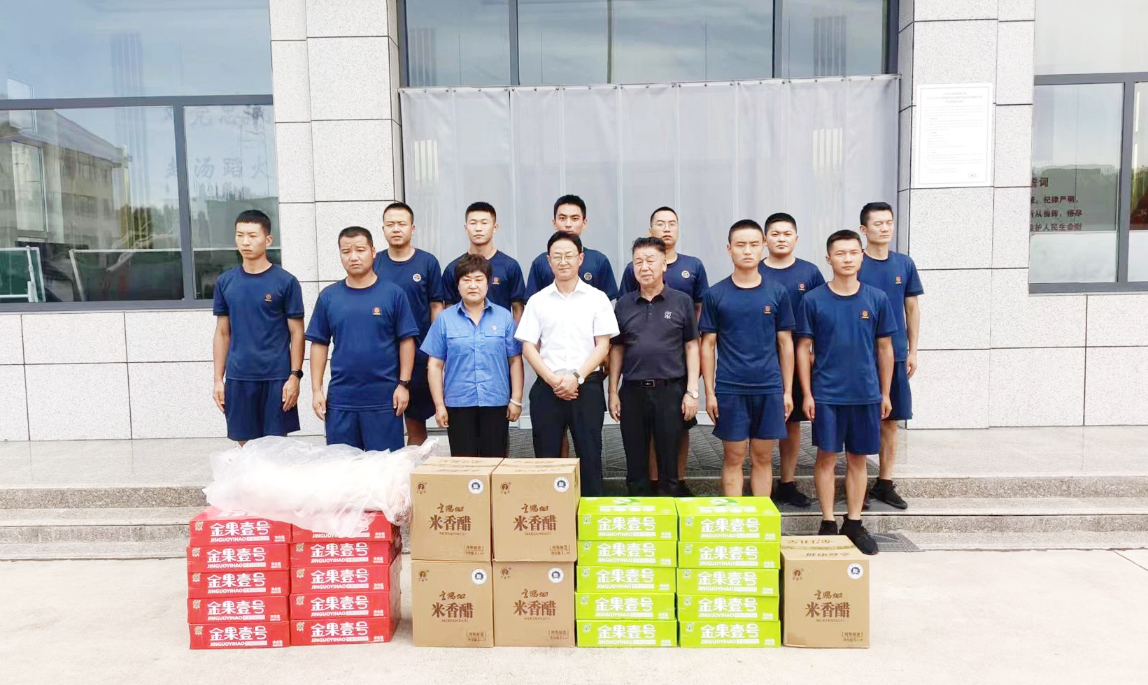 8.1金江副食帶著滿滿的關懷與誠摯的問候,分別前往工業(yè)園區(qū)消防支隊和崆峒區(qū)消防支隊,向英勇無畏的消防戰(zhàn)士們送上了最真摯的慰問。.jpg