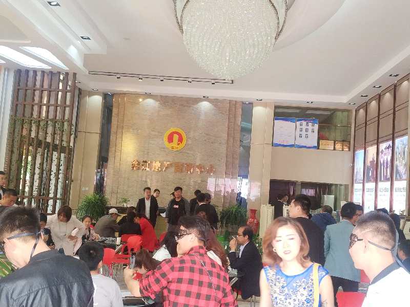 圖為售樓部訂房現(xiàn)場(chǎng)場(chǎng)景