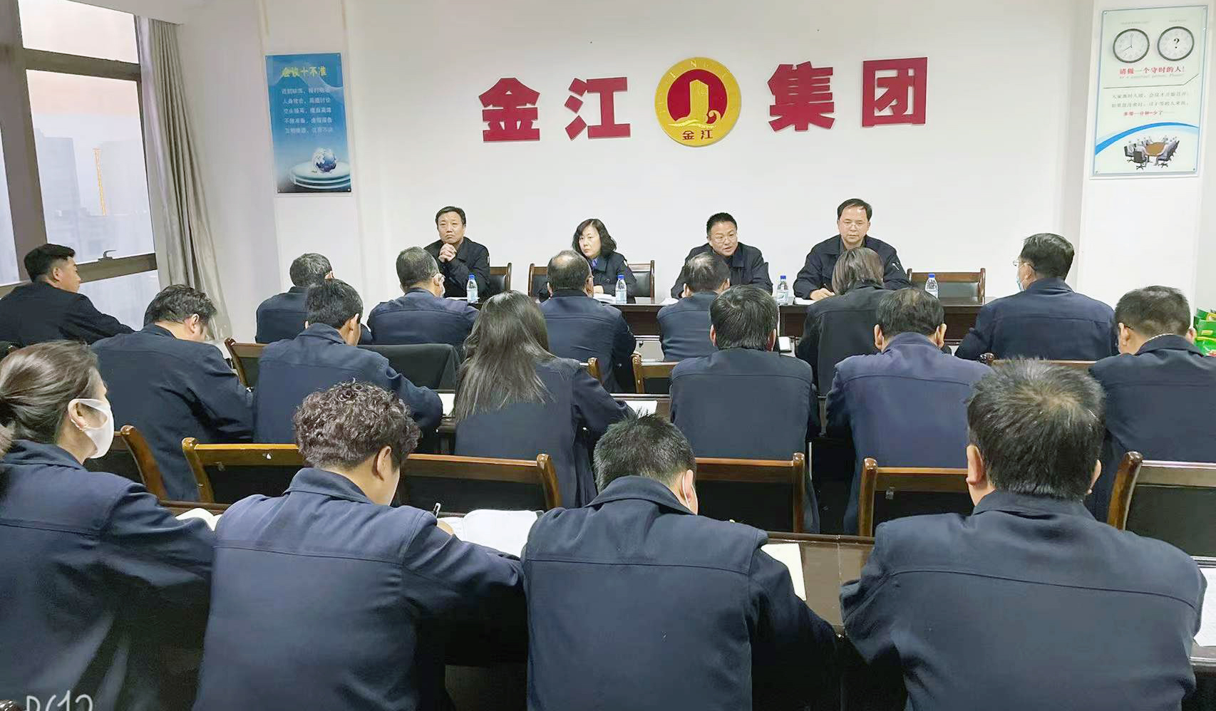 1.18由集團(tuán)張總主持召開2021年第三、四季度崗位標(biāo)兵表彰會,2022年1月份突破營銷瓶頸會及本月學(xué)習(xí)培訓(xùn)會.jpg